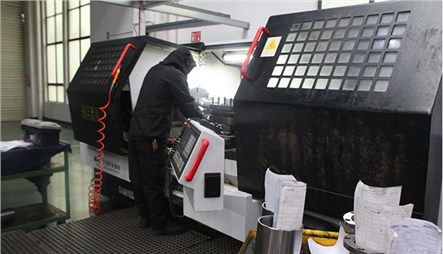 寒潮來(lái)襲 西迪車(chē)間工人不懼寒冷堅(jiān)守一線